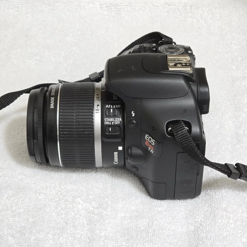 Canon EOS Rebel T2i DSLR Camera 18-55mm Lens Bundle